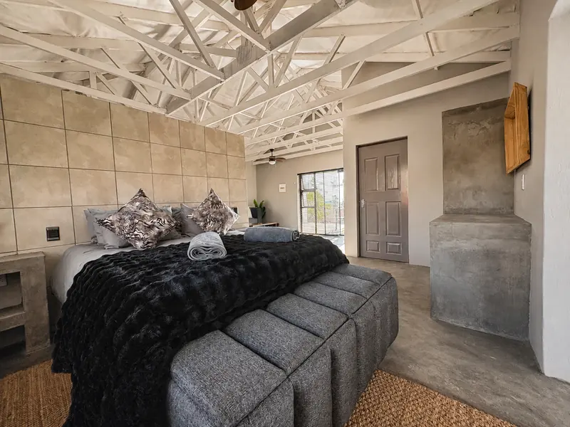Queen size bed in the Rustic Retreat